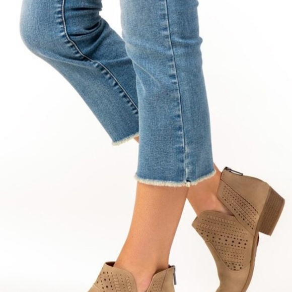 **Restocked** Velvet Heart Mid Rise Crop Jeans - Picture 3 of 10